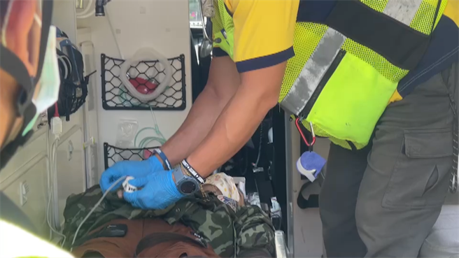 经消防队员检查，妇人无生命危险，后续送往医院观察。（萧嘉蕙摄）