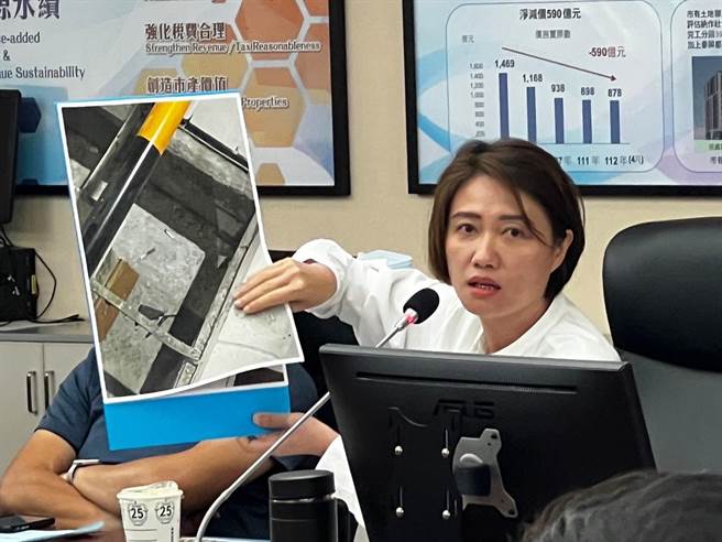 台北市议员林延凤发现，日前市政考察到南门市场工地时，地下室与一楼数处有烟蒂和菸盒。（北市议员林延凤提供）