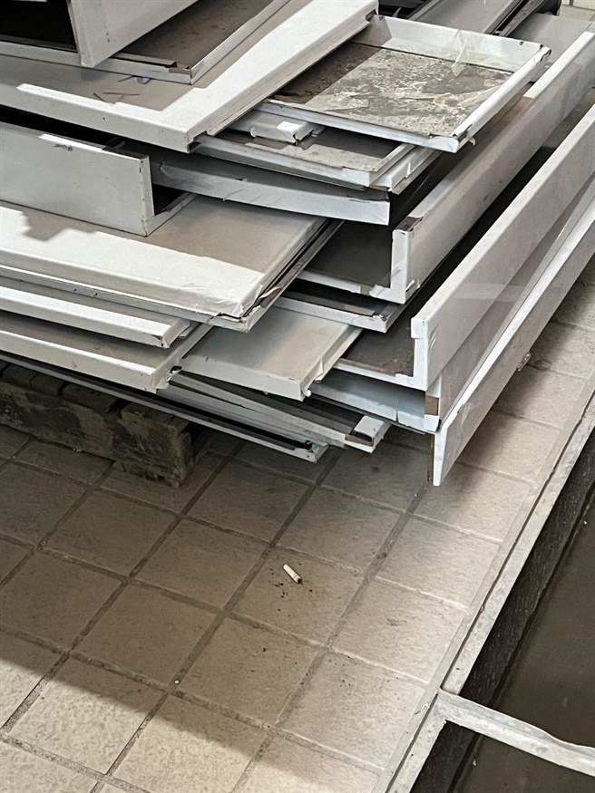 南门市场工地上有烟蒂。（北市议员林延凤提供）