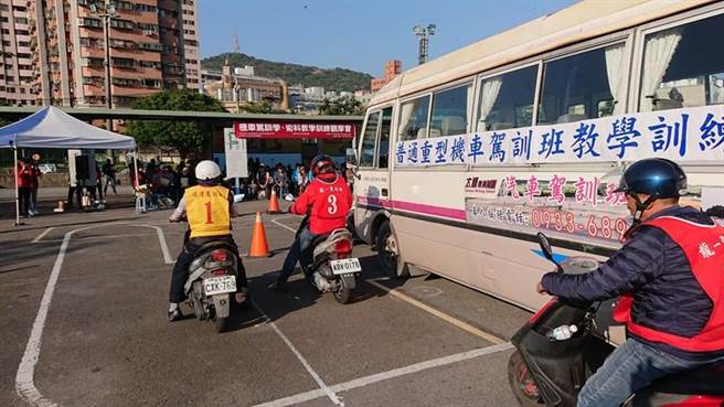 鼓励民眾报考机车驾训班并考取驾照，交通部公路总局补助训练费1300元，花莲县政府额外加码祭出补助500元，等同花莲民眾每人最高可获补助1800元，不限年龄都可申请。（花莲监理站提供／罗亦晽花莲传真）