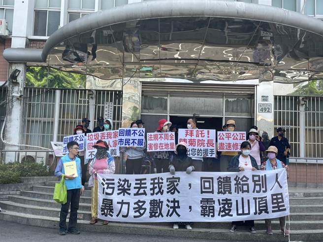 山顶里里民到大寮区公所向监察院委员陈情，高举布条表达诉求。（洪靖宜摄）