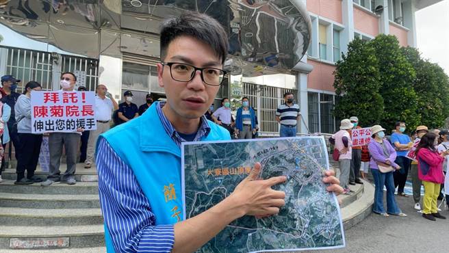 大寮区山顶里长简子铭指出里内环境和空气都受到影响，回馈金重新分配后，山顶里仅只剩12％。（洪靖宜摄）