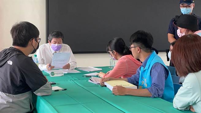 山顶里里民到大寮区公所向监察院委员陈情。（洪靖宜摄）