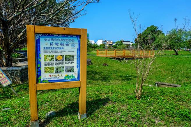 县议员杨昌德建议竹东河滨公园加入客家俚语，解说牌加上中、英及客语三种语言，与国际接轨。（罗浚滨摄）