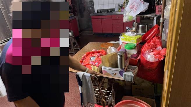 警方在厨房桌面上找到50万元现金。（警方提供／陈淑娥台中传真）