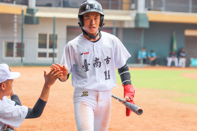 台南市队郭智元在玉山杯首战10局上敲出致胜二垒安打。（中华棒协提供）