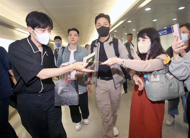 金宣虎亲民收下粉丝递来的礼物与信件。（范扬光摄）