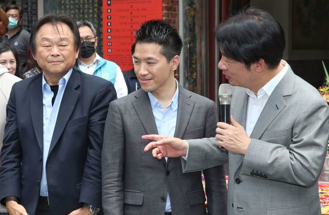 副总统赖清德25日到台北大稻埕霞海城隍庙参香，民进党议员王世坚和立委何志伟，今天双双陪同前往。（王英豪摄）