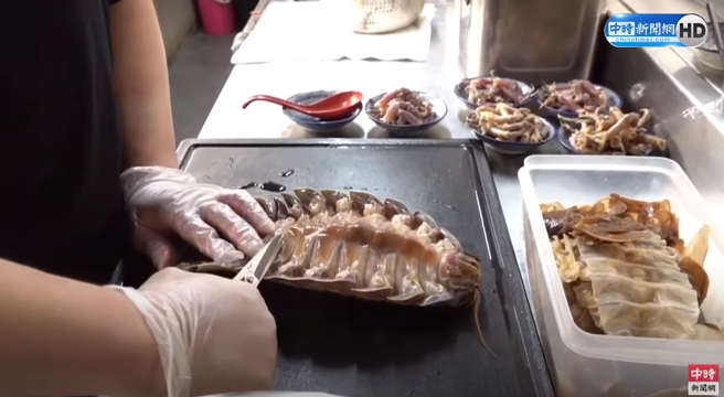 爆红的大王具足虫拉麵，学者指出这只不是大王具足虫，而是詹姆斯具足虫。(中时新闻网YouTube)