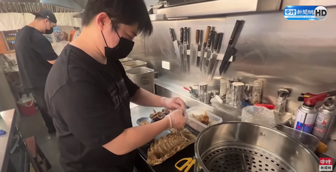 具足虫被拿来做成拉麵，引起热议。（中时新闻网YouTube）