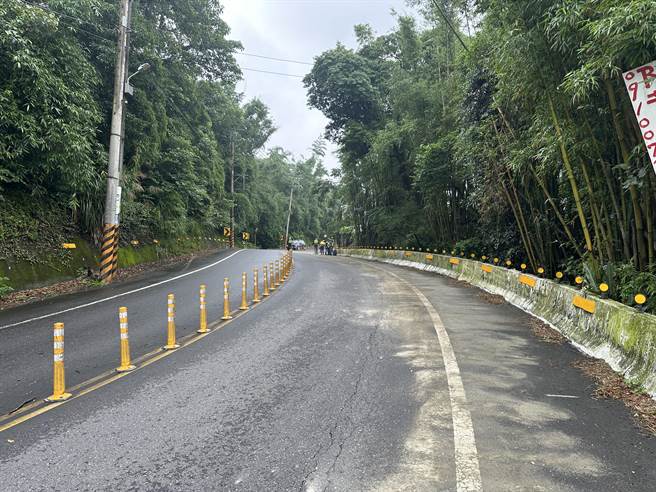 桃园市杨梅区老庄路往龙潭方向，25日上午出现油渍，造成至少8名机车骑士行经时滑倒。（翻摄照片／蔡明亘桃园传真）