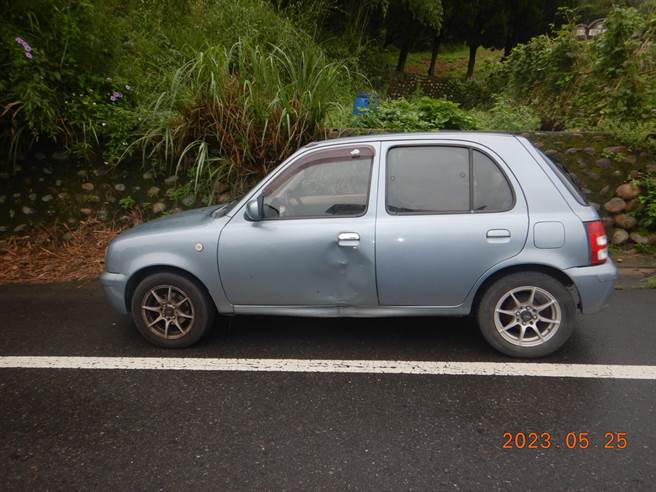 桃园市杨梅区老庄路往龙潭方向，25日上午出现油渍，一辆小客车为闪避摔倒机车而打滑，遭后方机车追撞。（翻摄照片／蔡明亘桃园传真）