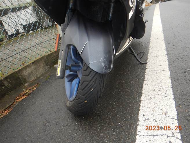 桃园市杨梅区老庄路往龙潭方向，25日上午出现油渍，一辆小客车为闪避摔倒机车而打滑，遭后方机车追撞。（翻摄照片／蔡明亘桃园传真）