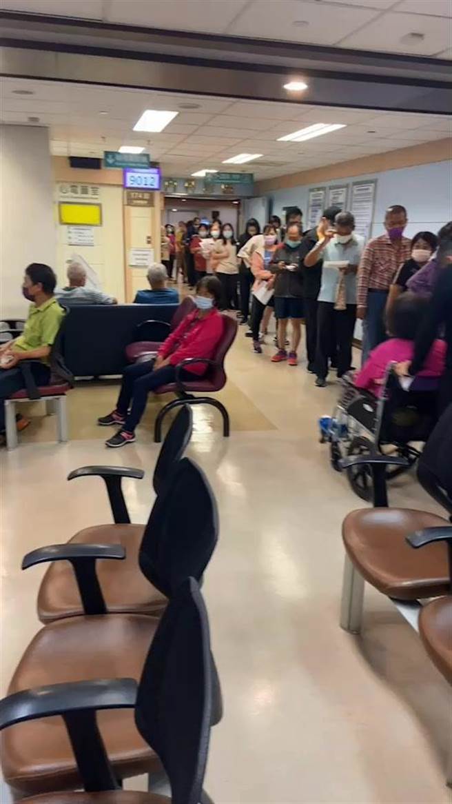 彰化基督教医院今天上午发生近年来最严重的电脑大当机事件，民眾大排长龙。（民眾提供／孙英哲彰化传真）