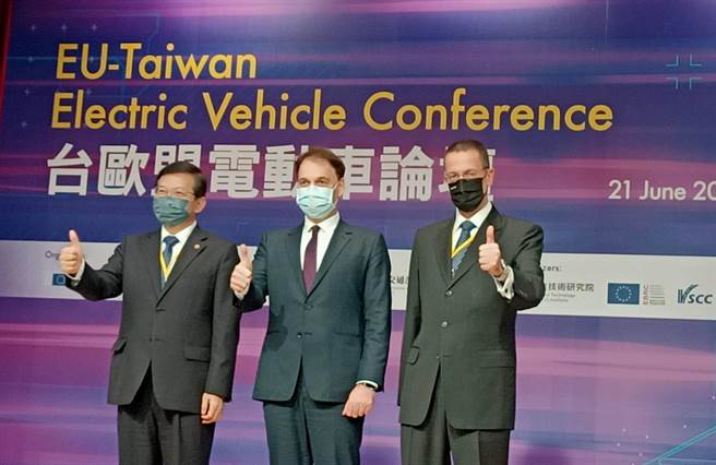 台湾电动汽车数量持续速成长，图为去年6月21日交通部长王国材(左)参加台欧盟电动车论坛(简立欣摄)