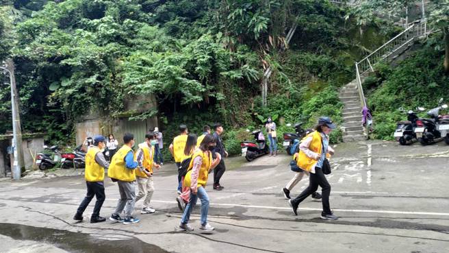 臺北市大安区公所昨(24日)举办「臺北市大安区112年度山坡地老旧聚落疏散避难演练」，过程相当逼真。(大安区公所提供)