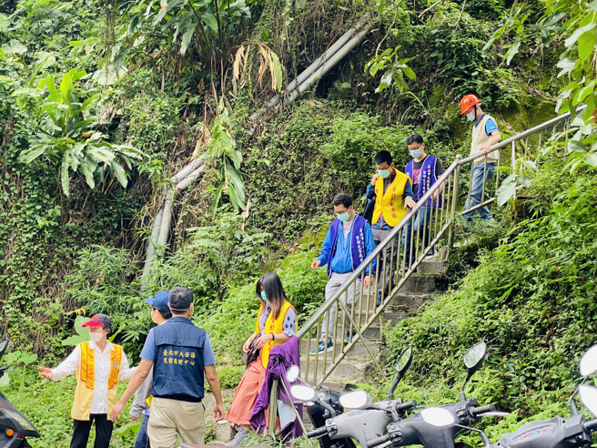 臺北市大安区公所昨(24日)举办「臺北市大安区112年度山坡地老旧聚落疏散避难演练」，过程相当逼真。(大安区公所提供)