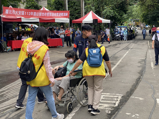 臺北市大安区公所昨(24日)举办「臺北市大安区112年度山坡地老旧聚落疏散避难演练」，过程相当逼真。(大安区公所提供)