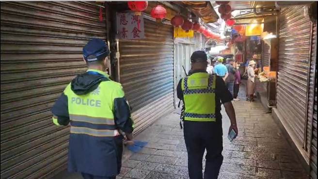 新北市政府接获恐吓电子邮件，新北市警察局瑞芳分局上午出动警力加强九份老街的巡察工作。（新北市警察局提供／张志康新北传真）
