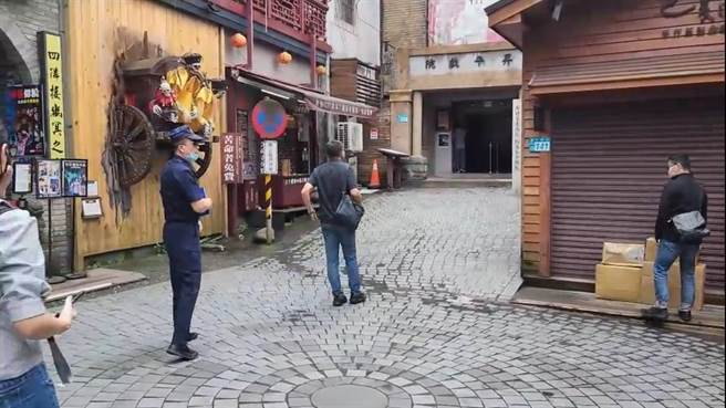 新北市政府接获恐吓电子邮件，新北市警察局瑞芳分局上午出动警力加强九份老街的巡察工作。（新北市警察局提供／张志康新北传真）