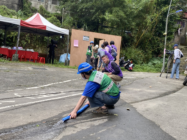 臺北市大安区公所昨(24日)举办「臺北市大安区112年度山坡地老旧聚落疏散避难演练」，过程相当逼真。(大安区公所提供)