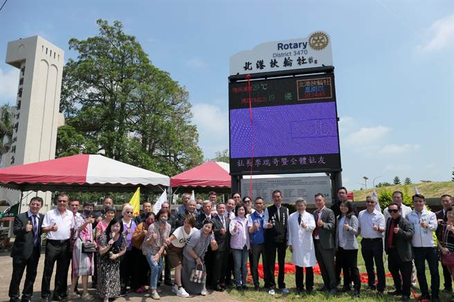 云林县北港扶轮社捐赠空品监测T霸，可随时提醒民眾注意周边环境变化加以因应。（张朝欣摄）