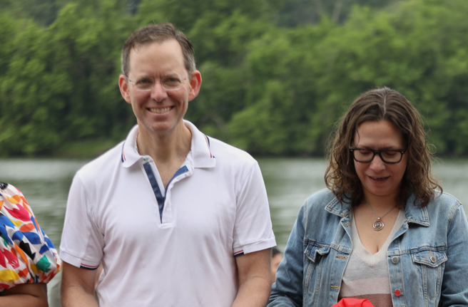 美国国务院主管中国与台湾事务的亚太副助卿华自强（左）即将辞职。（图／中央社）