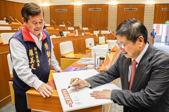县议员罗美文（左）质询提出「劳工权益三箭」，县长杨文科（右）认同当场签署「一起连署挺劳权」。（罗浚滨摄）