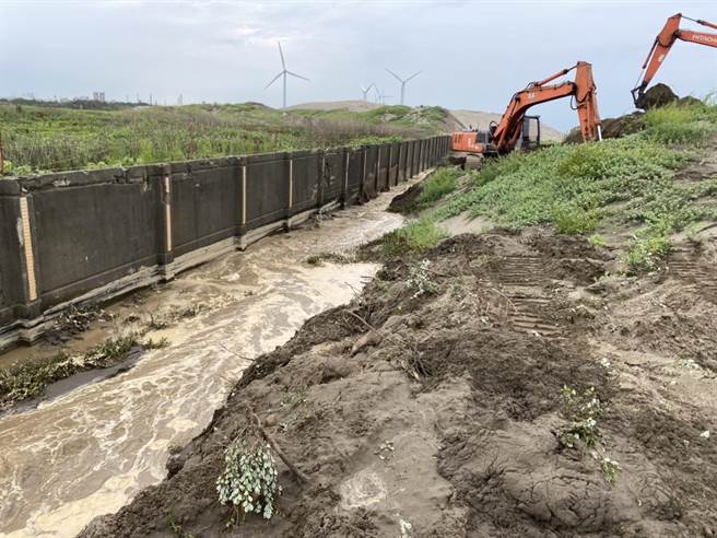 桃园市19日出现强降雨，瞬间雨量大造成台61线草漯路段平面车道淹水，积水至21日都未退，相关单位22日在下波大雨来临前派出怪手疏通水路。（立委黄世杰提供／蔡明亘桃园传真）