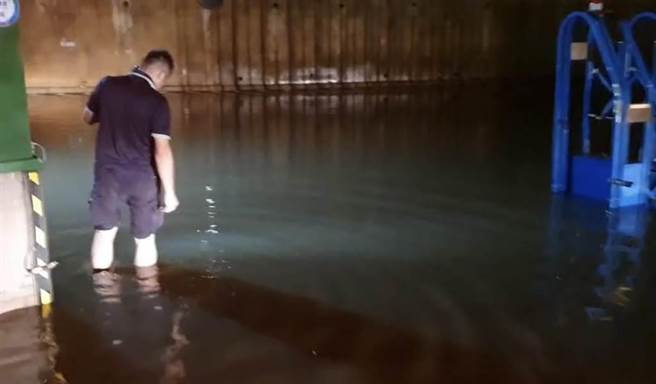 桃园市19日出现强降雨，造成台61线草漯路段平面车道淹水，当天傍晚水退去后，晚间又传淹水灾情，淹水高度达小腿，造成民眾困扰。（市议员许更生提供／蔡明亘桃园传真）