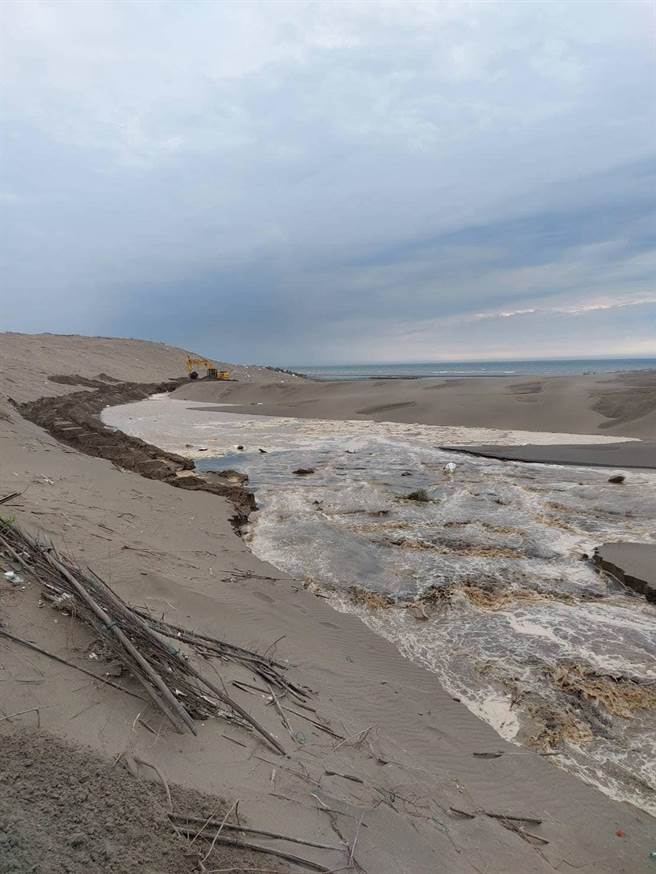 市议员吴进昌表示，由于草漯沙丘地形改变，掩盖住排水系统，现在仅为临时性处理，应施作排水涵管，避免水路遭风沙掩盖。（市议员吴进昌提供／蔡明亘桃园传真）