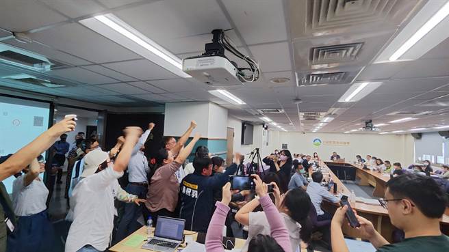 委员决定内部讨论程序时，环团不满衝到会场内疾呼「程序违法、立即散会、退回重审」。（林良齐摄）