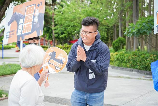 嘉义市政府建设处长田长沛向民眾拜票。（田长沛提供／廖素慧嘉市传真）