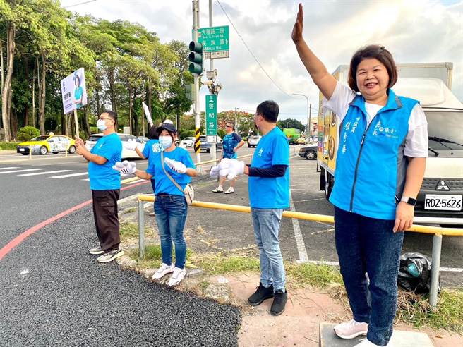 嘉义市张秀华议员站路口拜票。（张秀华提供／廖素慧嘉市传真）