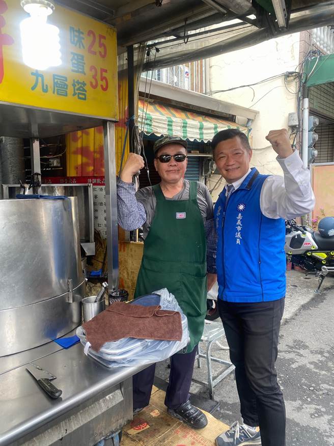 嘉义市陈家平议员向民眾拜票。（陈家平提供／廖素慧嘉市传真）