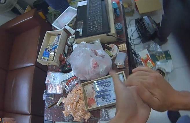 警方查扣大量毒品等证物。（翻摄照片／高雄洪靖宜传真）