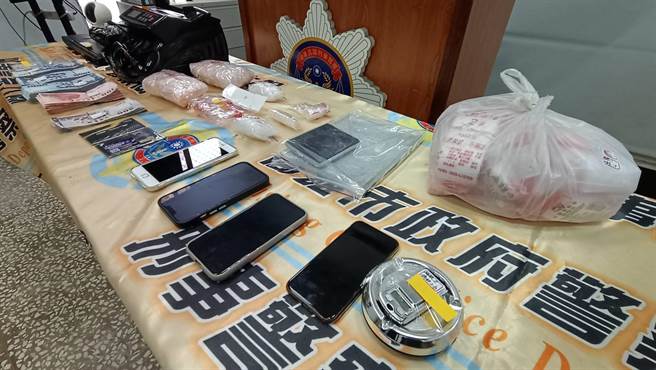 警方查扣大量毒品等证物。（翻摄照片／高雄洪靖宜传真）
