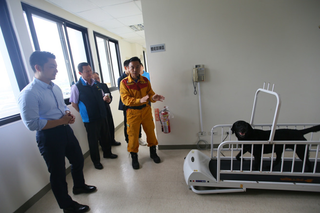 台北市蒋万安市长于今（25）日上午前往位于台北市中山区滨江街的搜救犬训练基地视察，了解搜救犬训练情况，并感谢搜救犬小组对于城市安全的付出与贡献。（图／北市消防局提供）