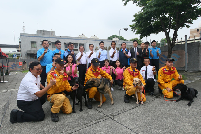台北市蒋万安市长于今（25）日上午前往位于台北市中山区滨江街的搜救犬训练基地视察，了解搜救犬训练情况，并感谢搜救犬小组对于城市安全的付出与贡献。（图／北市消防局提供）