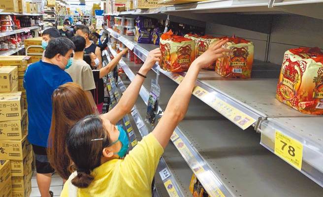 发票载具APP统计台人最爱泡麵排名，满汉大餐排第二。(资料照)