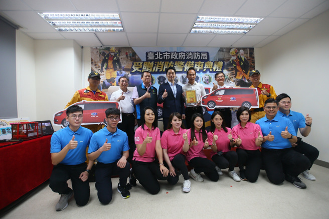 今日于搜救犬训练基地同时举办仰德集团（士林电机、国宾饭店及新竹物流等）捐赠消防警备车2辆之捐赠典礼，并由蒋万安市长颁赠感谢状。（图／北市消防局提供）