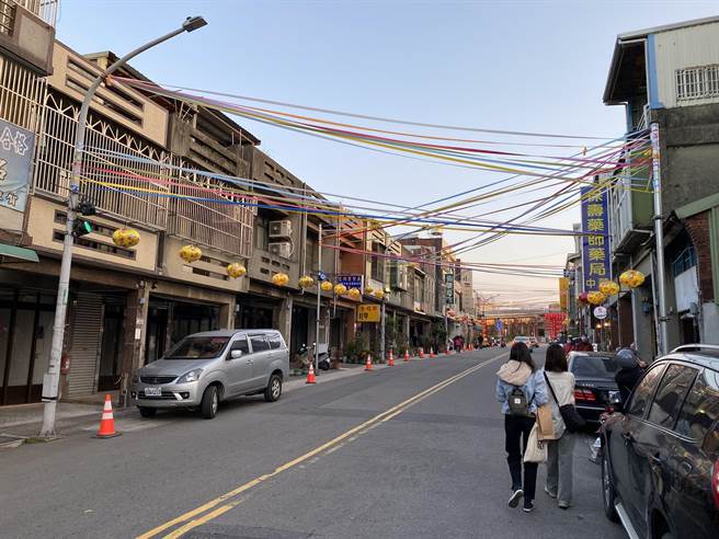 桃园市杨梅区公所将培训客语导览员，介绍富冈在地故事，盼营造「讲客」氛围，强化地方客语教育与推广。图为2023桃园灯会期间富冈街景。（蔡明亘摄）