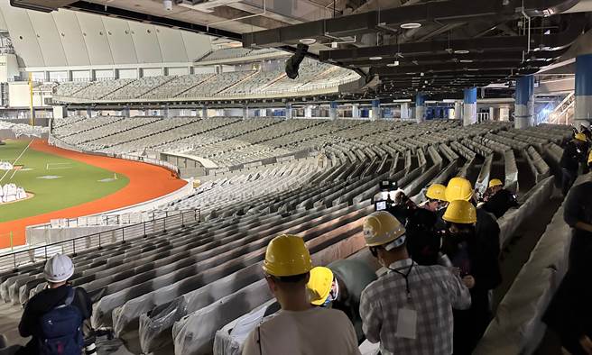 大巨蛋内部座椅日前遭到诟病，顏色可能在棒球比赛中发生「吃球」的情况外，民进党议员锺佩玲25日则质疑，座椅前后间距过小，恐不符合《建筑技术规则》相关规范。（本报资料照／丁上程摄）
