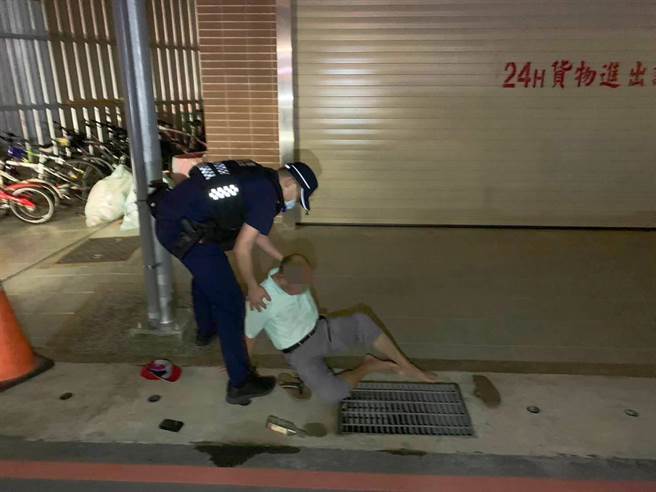 桃园大园79岁郭姓老翁，24日晚间因生活琐事与家人争吵，喝酒后醉倒在路边。（翻摄照片／蔡明亘桃园传真）