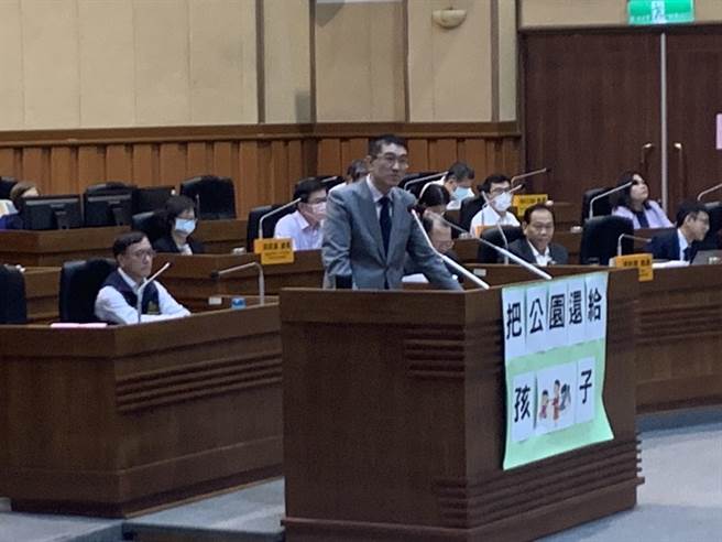 ▲基隆市长谢国梁回应，身为父亲非常重视公园游具的问题，有关公园管理事权不统一之部分，他会请相关单位召开专案会议整合。（徐佑升摄）