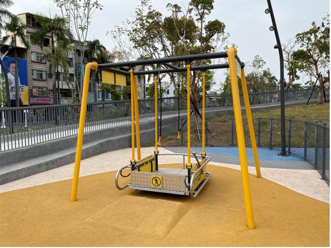 ▲市议员陈军佐以屏东公园的身障秋千为例，希望基隆公园也能规画相关设施，让身障朋友也能游玩。（陈军佐办公室提供／徐佑升基隆传真）