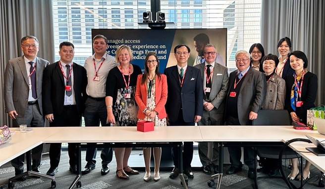 健保署长石崇良率团赴英，针对创新药品基金（IMF）及癌药基金（CDF）运作模式、医疗科技评估（HTA）、多元财务管控机制等议题进行交流，并与英国国家健康暨照护卓越研究院 （NICE）签署合作备忘录。（健保署提供／林周义台北传真）