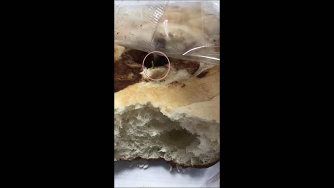 5月4日，由该蔬果行提供给基隆市某高中的麵包，被发现有不明毛虫。（基隆市政府提供／张志康基隆传真）