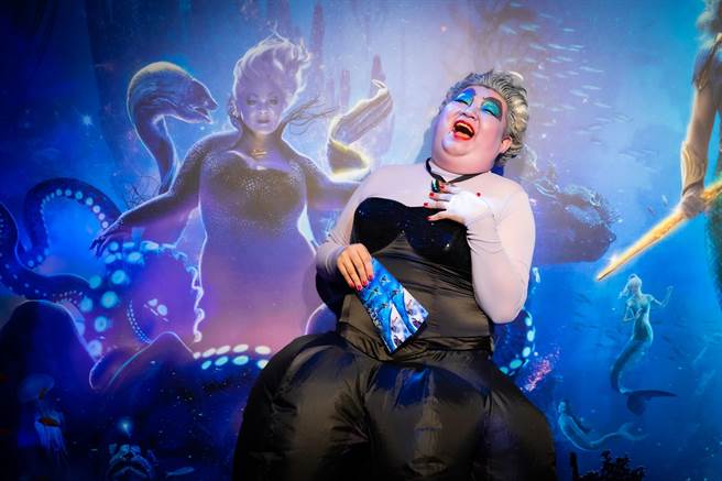 陳彥佐扮成海洋女巫烏蘇拉驚喜現身。（迪士尼提供）