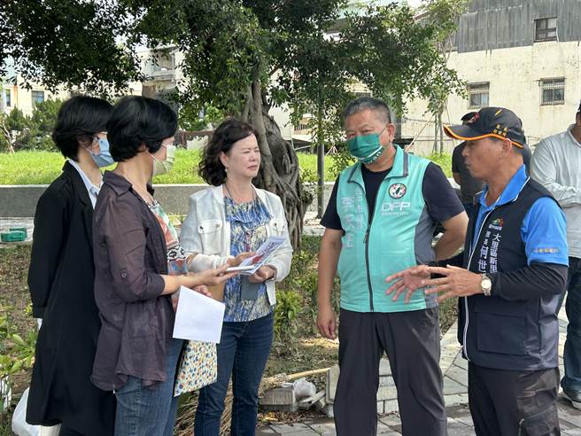 台中市议员李天生日前邀集相关单位会勘，争取在大里第15期市地重划区内设置「林爽文事件纪念碑」及「咸菜桶」、「大里杙码头」等特色景观，希望让后代子孙了解大里的歷史足迹。（台中市议员李天生提供／潘虹恩台中传真）
